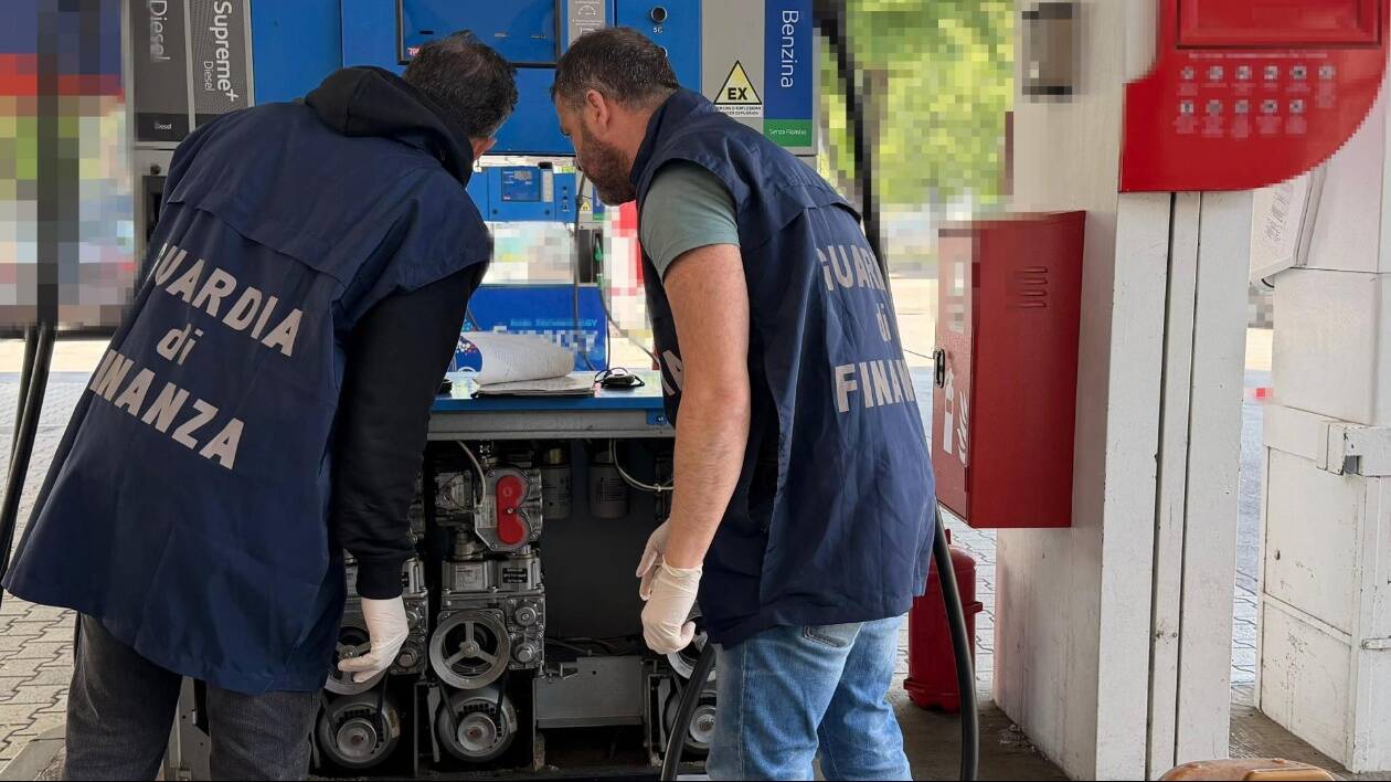 Taglio accise, controlli della Finanza nei distributori: numerose irregolarità