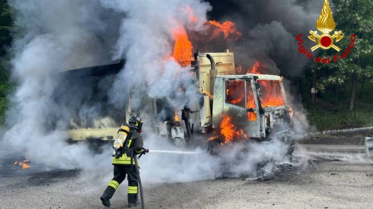 Pavullo: a fuoco camion rifiuti, nessun ferito