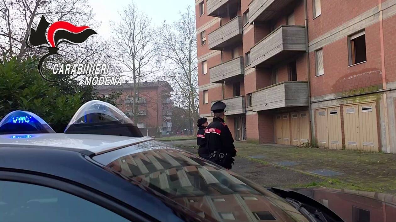 Gli rubano l'auto davanti a casa, ritrovata grazie al GPS ai palazzoni di via Rep. Montefiorino