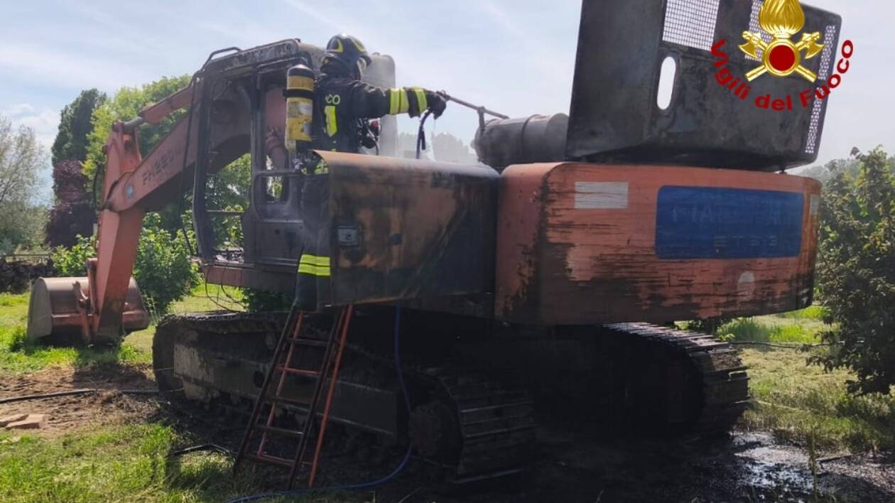 San Cesario, in fiamme una macchina movimentazione terra
