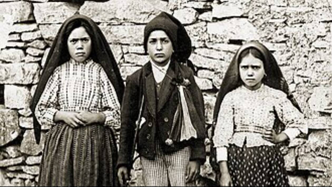 La Madonna appare per la prima volta a tre pastorelli a Fatima: 13 maggio 1917