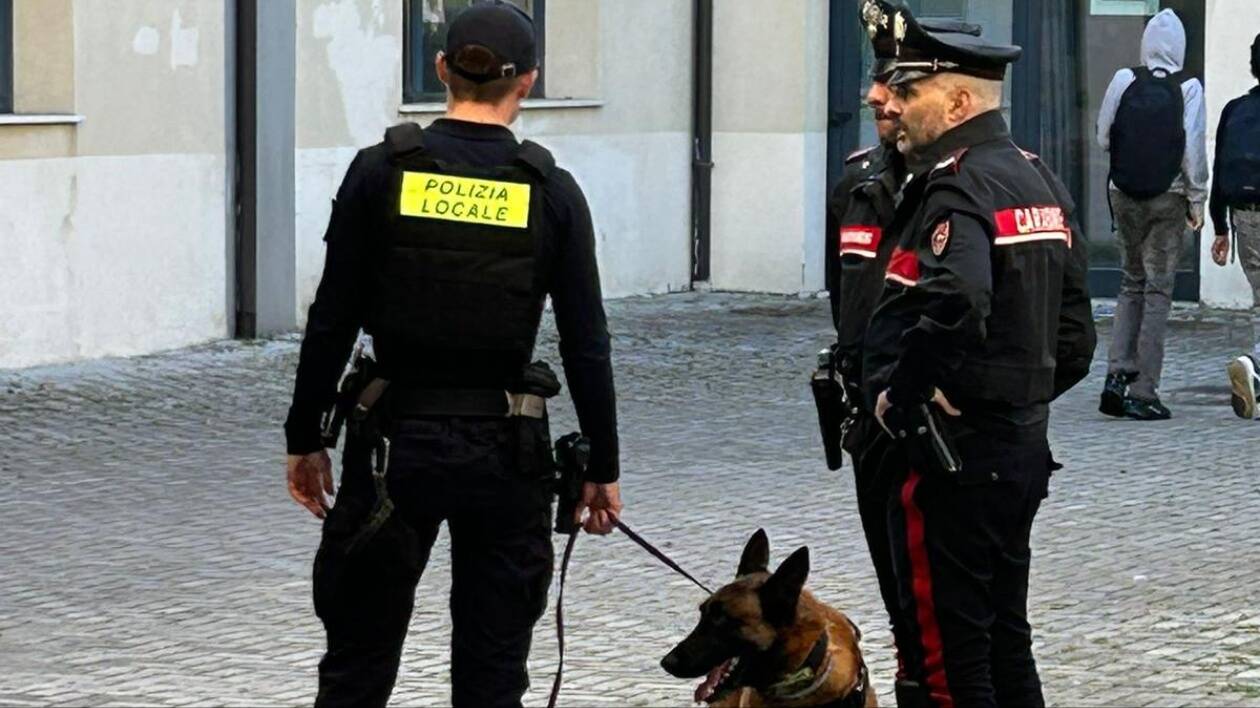 Sassuolo: controlli antidroga davanti alle scuole, il cane poliziotto scova hashish