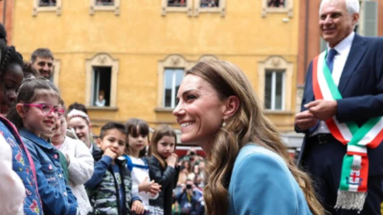 La principessa Kate a Reggio Emilia: il sindaco le consegna il Primo Tricolore