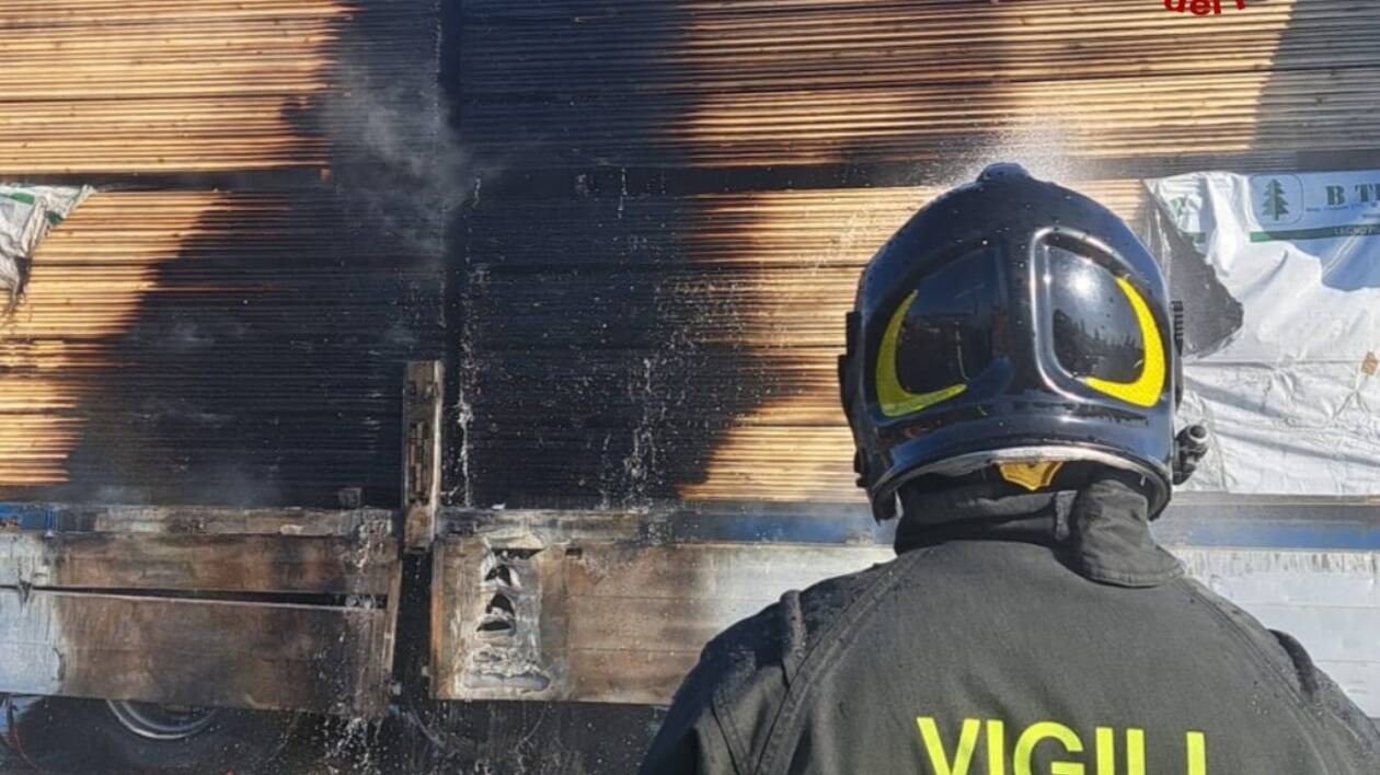 Carpi, in fiamme un autoarticolato con carico di legname sulla A22