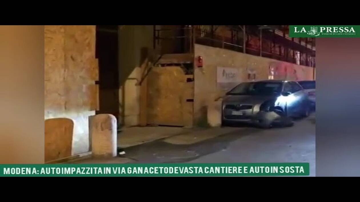Modena, auto impazzita nella notte dopo la strage, abbatte enorme ponteggio e fugge: due fermati. IL VIDEO