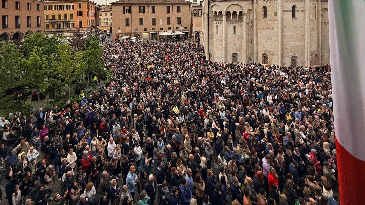 Modena, marea di cittadini in piazza col sindaco Mezzetti: non è retorica, è una 'social catena'