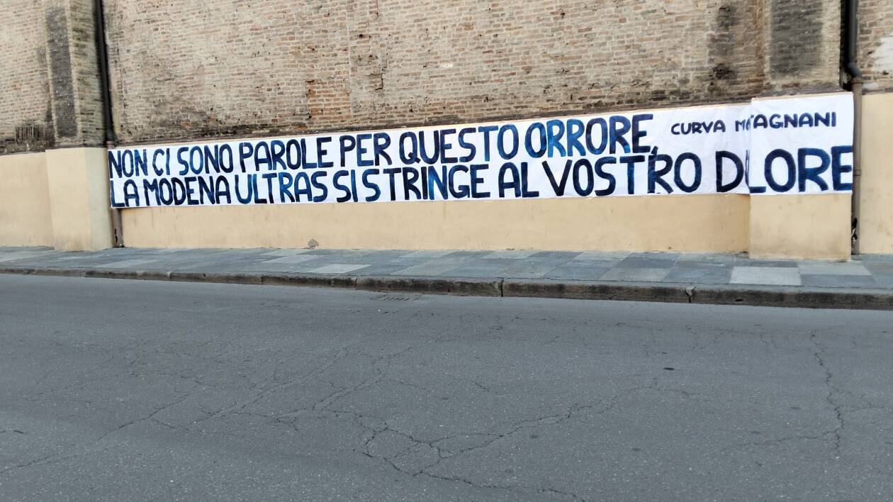Modena, perchè è stato rimosso lo striscione dei tifosi in ricordo delle vittime dell'attentato di sabato?