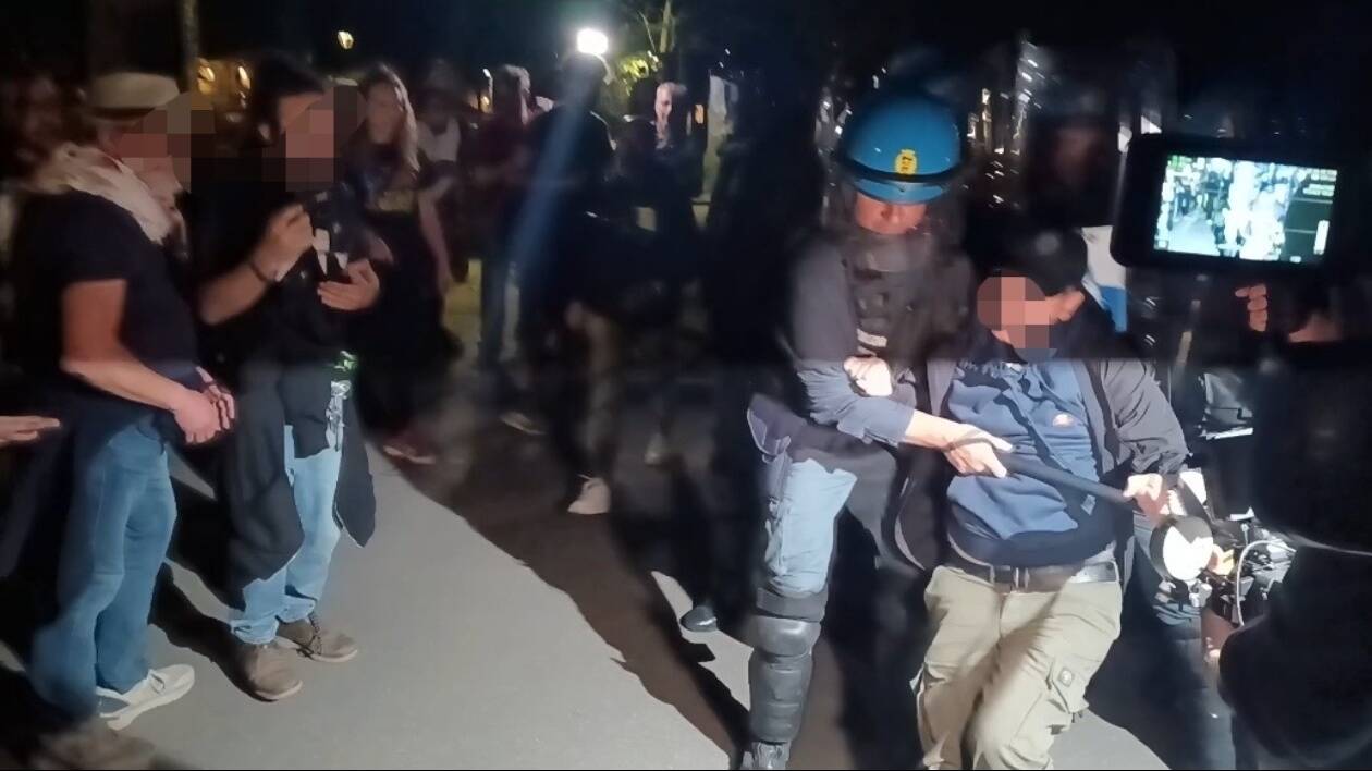 Due piazze di Modena, scontri tra i Centri sociali e Forza Nuova: interviene la Polizia