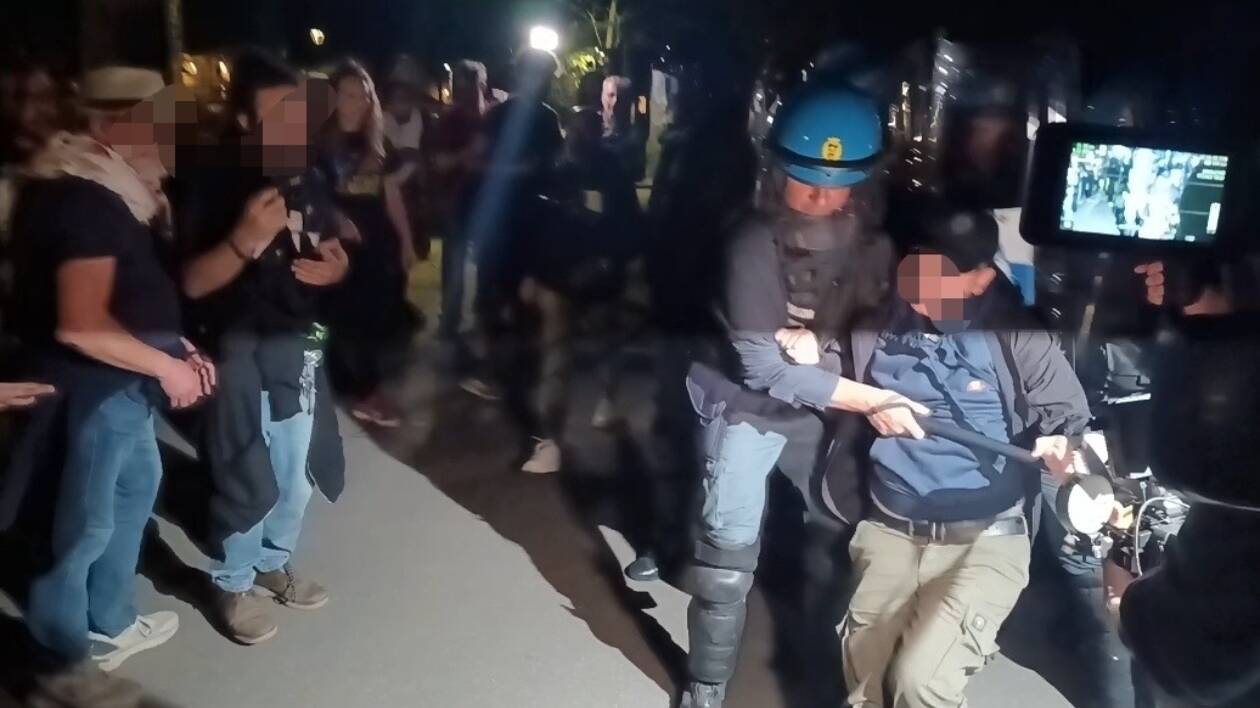 Due piazze di Modena, scontri tra i Centri sociali e Forza Nuova: interviene la Polizia
