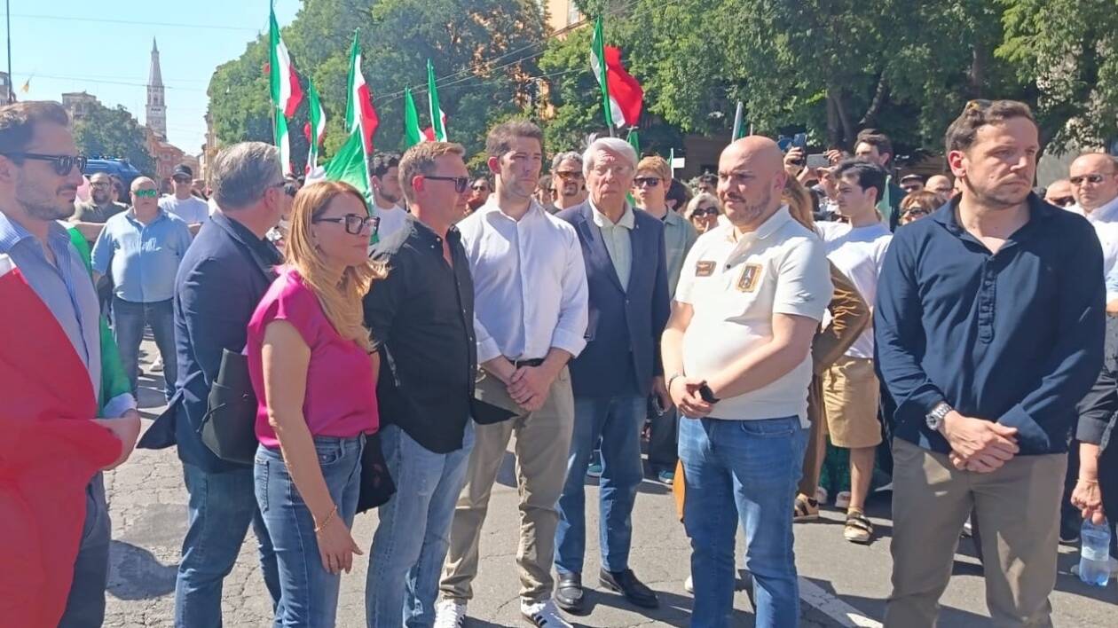 Modena, in 300 alla manifestazione di Fdi: in piazza coi meloniani i sostenitori di Vannacci e Giovanardi