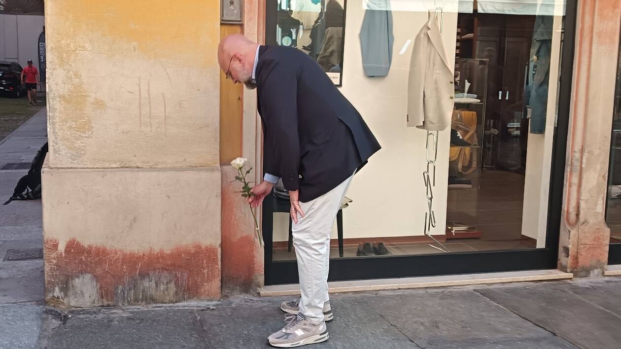 Strage di Modena, da Mezzetti una rosa bianca nel luogo della tragedia