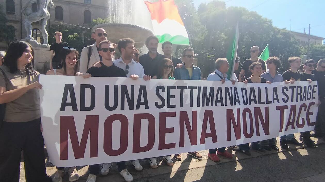 Modena, in 300 alla manifestazione di Fdi: in piazza coi meloniani i sostenitori di Vannacci e Giovanardi, bloccato corteo anarchico