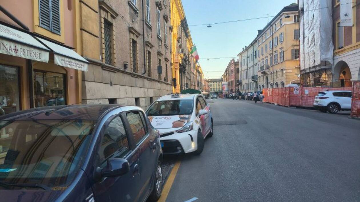 Modena, pacheggi disabili: il Comune ha rimosso i posti riservati senza prevedere alternative