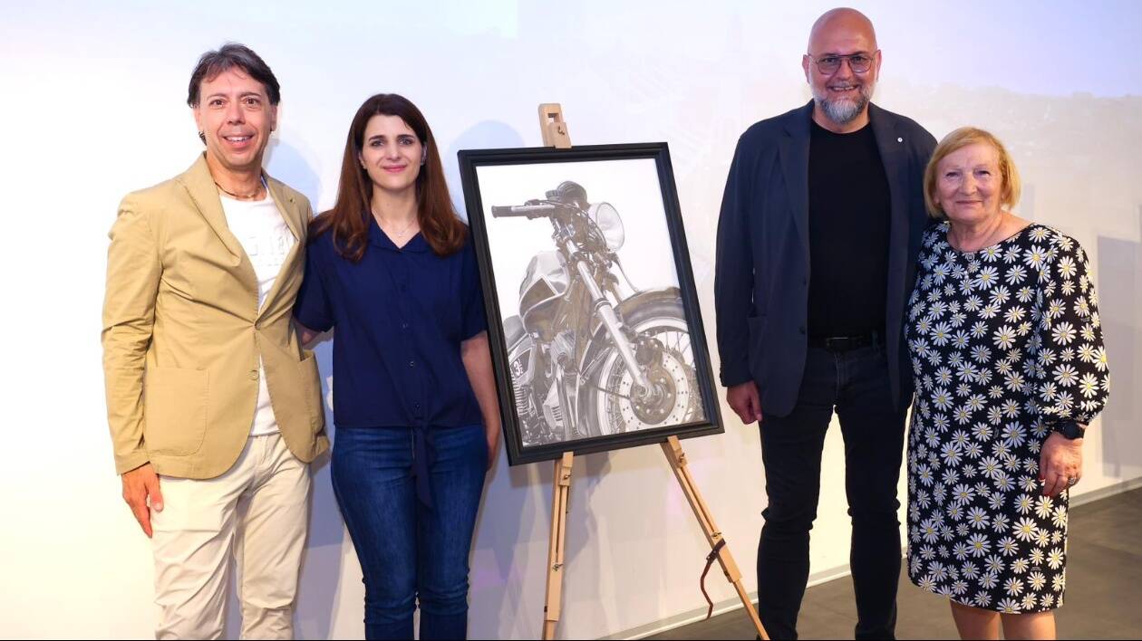 'Storiche emozioni', all’ex Diurno di Modena il fotorealismo di Katia Mercurio che celebra la Motor Valley