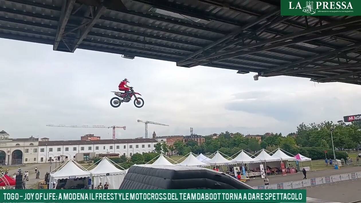 In volo, in moto: il freestyle motocross infiamma il parco Novi Sad