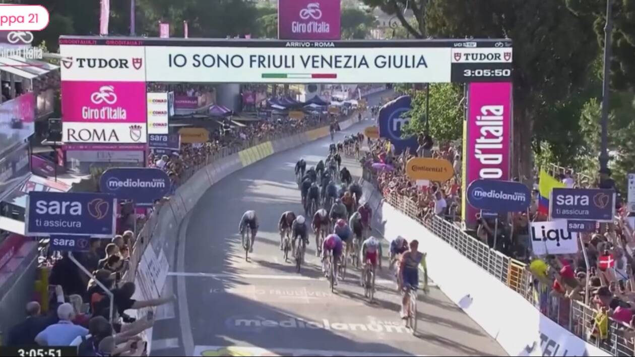 Jonathan Milan vince l’ultima tappa del Giro d'Italia che incorona Vingegaard