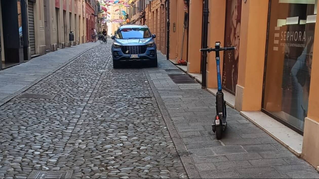 Modena, monopattini abbandonati: che degrado in centro