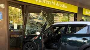 https://www.lapressa.it/articles/079833/incidente-auto-sfonda-vetrina-TN.jpg