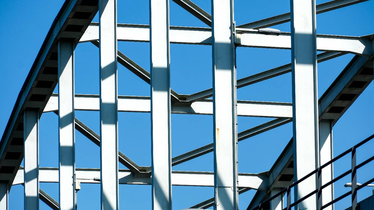 Il potenziale trasformativo dei semilavorati metallici nell'architettura contemporanea