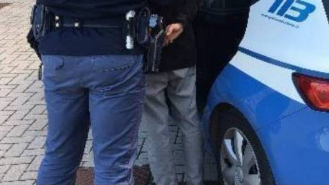 Entra in casa per rubare, la proprietaria lo fa scappare un vicino arrestare
