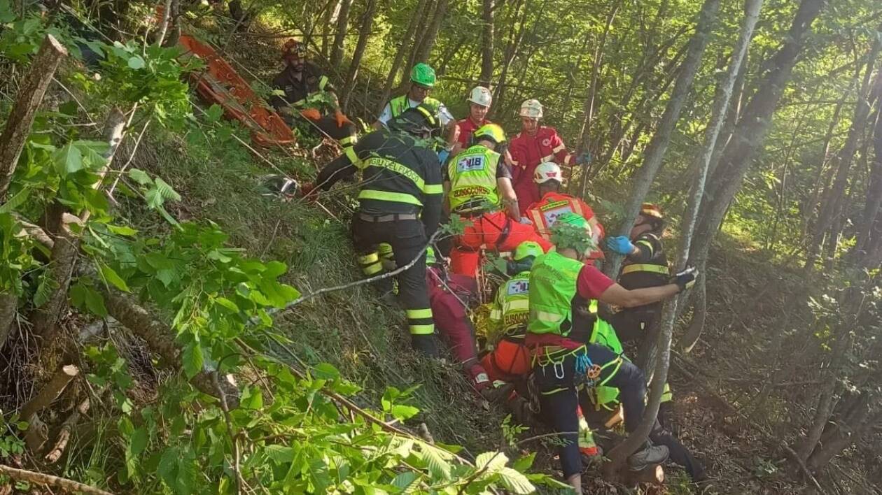 Modena, finisce tra gli alberi col parapendio: salvo un 62enne