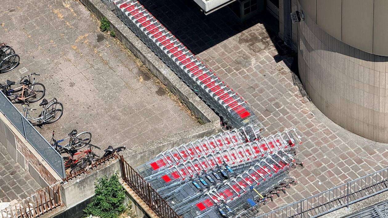 Modena, via delle Costellazioni: decine di carrelli della spesa accumulati dietro l'ex studentato