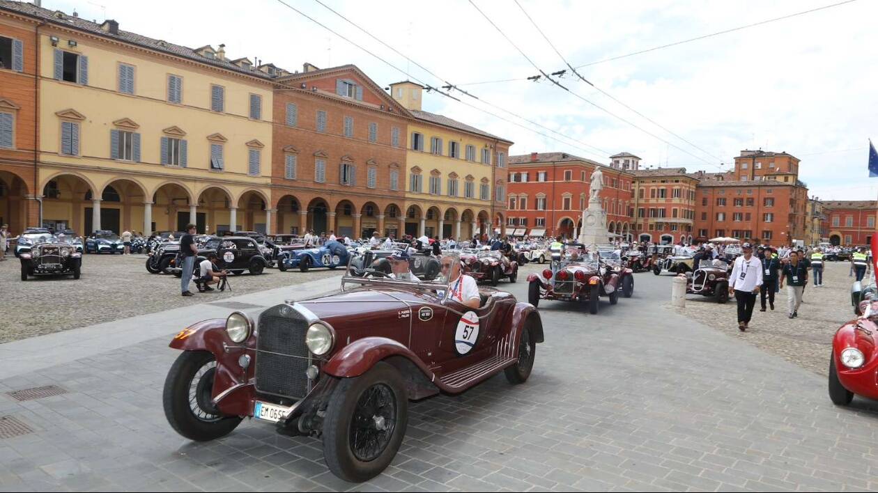 Mille Miglia a Modena: migliaia di appassionati lungo il percorso