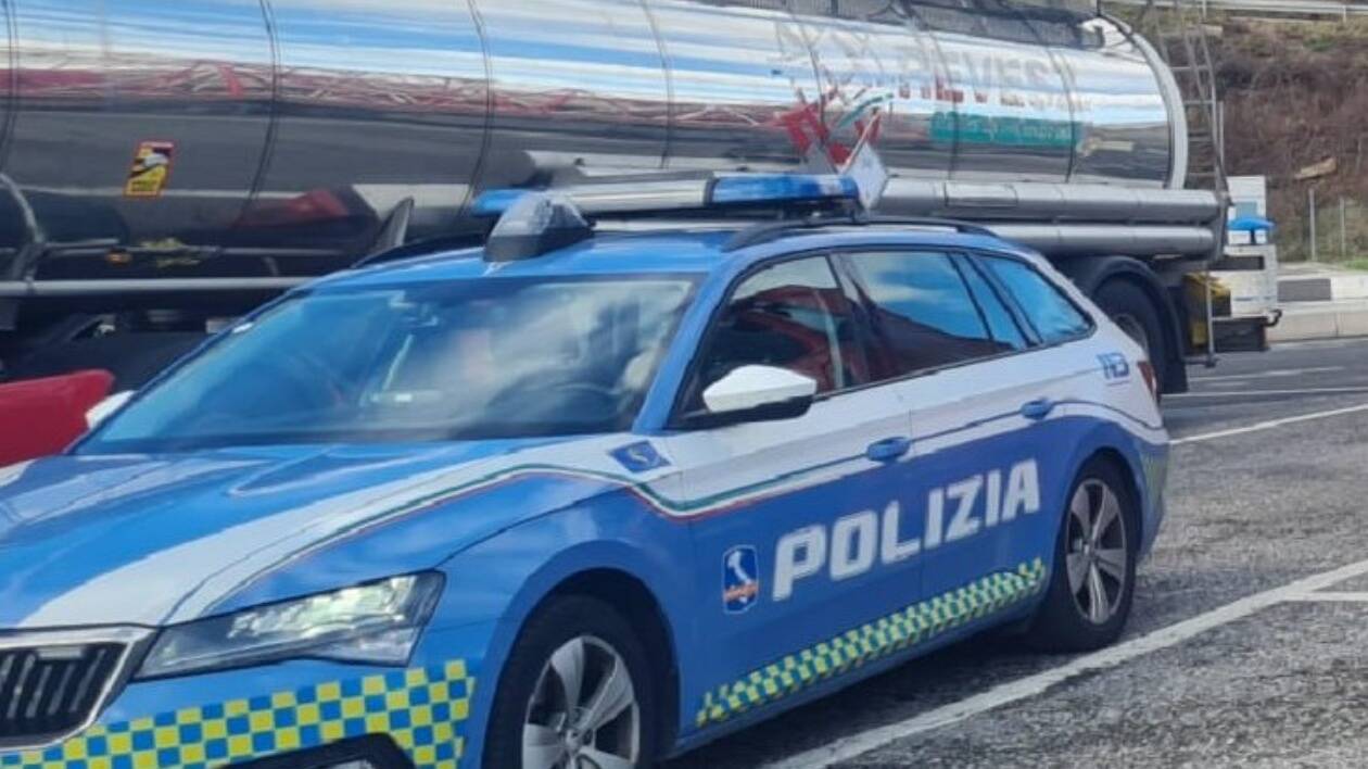 Camionista ungherese fa inversione al casello di Casalecchio e imbocca l’A1 contromano: fermato