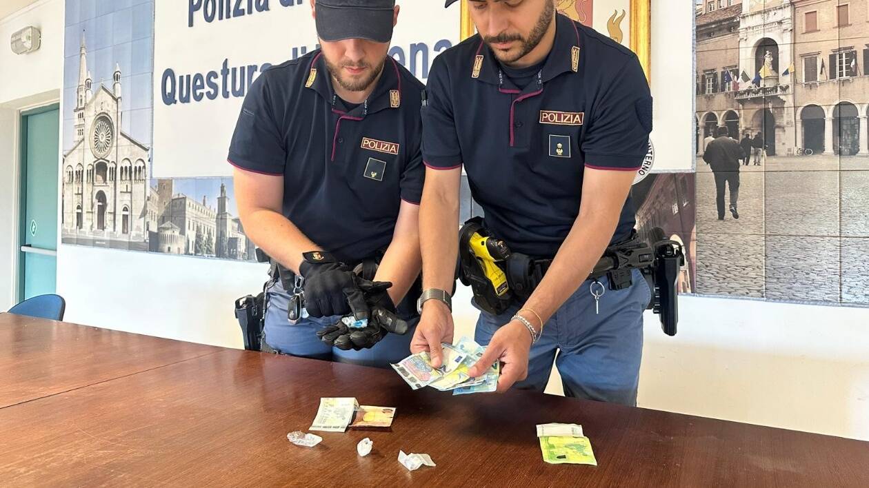 Modena, in monopattino con 31 dosi di crack: arrestato tunisino