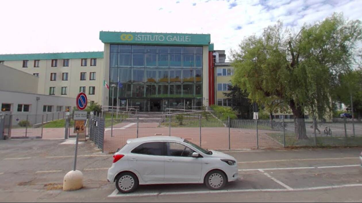 Mirandola, studente punta una pistola al professore in classe