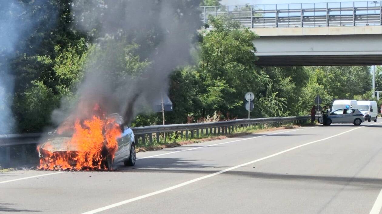 Castelfranco, auto in fiamme in tangenziale: strada chiusa per un'ora