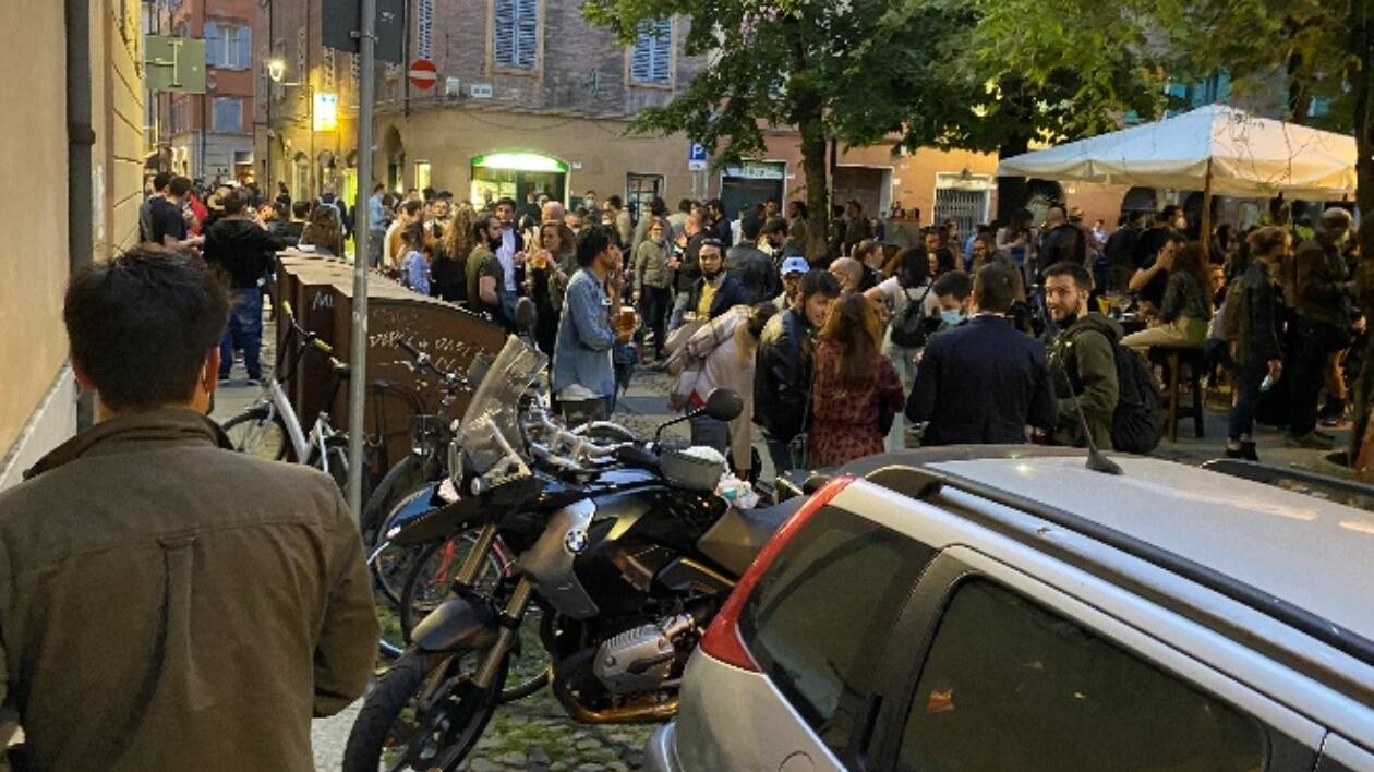 Chiusura dei negozi di vicinato e stop all'alcol in vetro: così Mezzetti regola la Movida estiva a Modena