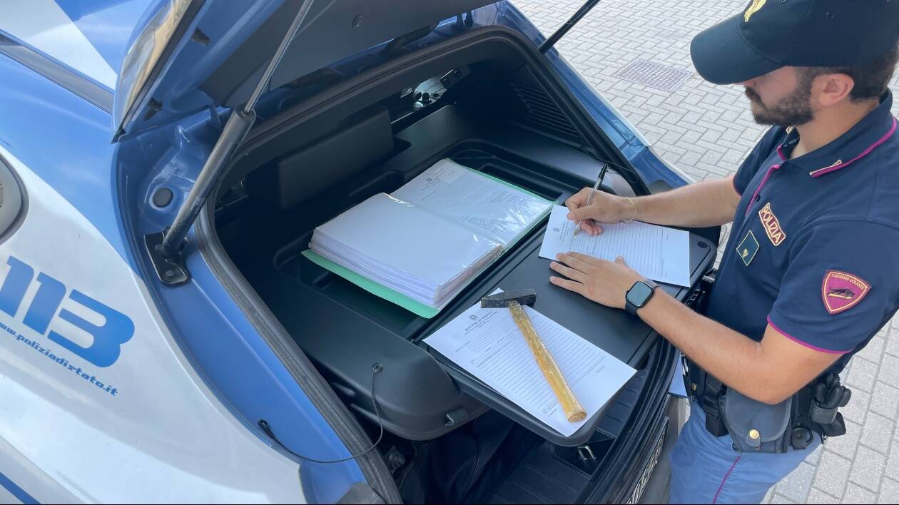 Modena, rincorre e minaccia con un martello un gruppo di giovani: moldavo bloccato