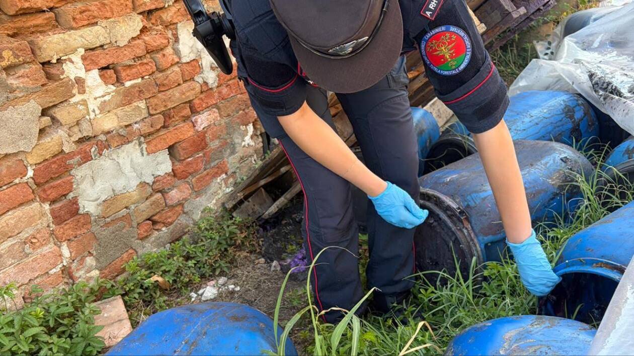 Individuati e sequestrati 81 fusti di rifiuti speciali tessili: due persone denunciate