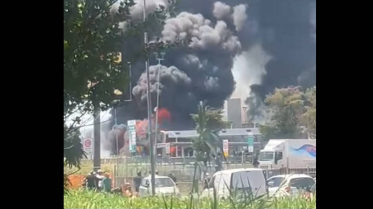 Autocisterna in fiamme al casello di Riccione, colonna di fumo visibile da chilometri