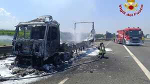 https://www.lapressa.it/articles/080218/modena-a14-incendio-autoarticolato-TN.jpg