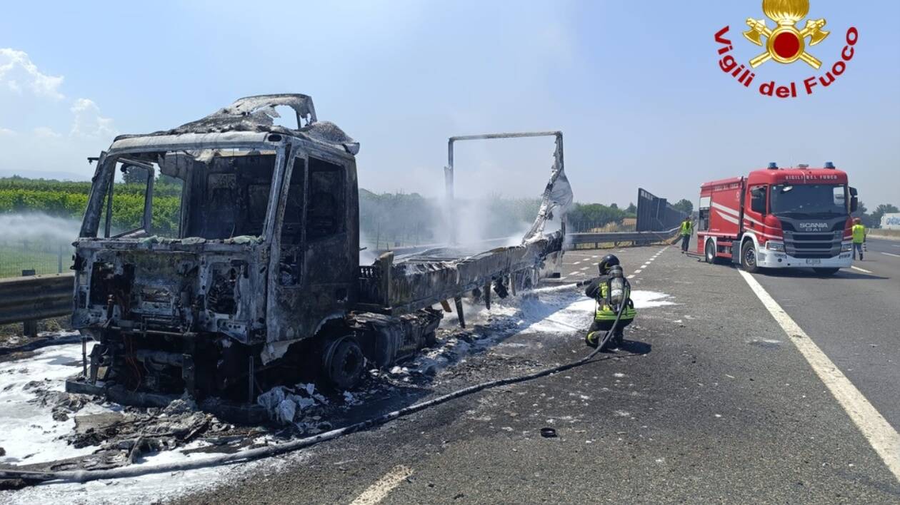Mezzo pesante distrutto dalle fiamme sull'A14: nessun ferito