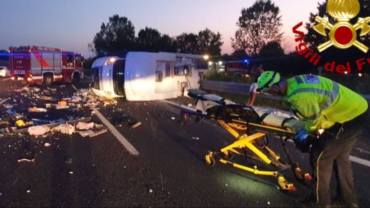 Gravissimo incidente in A1 tra un camion e un camper: feriti mamma e figlio neonato