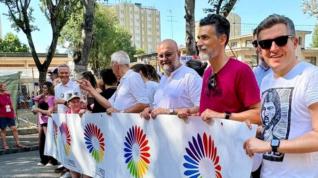 Modena gay pride, in migliaia per le vie del centro: Mezzetti e Muzzarelli si alternano alla guida