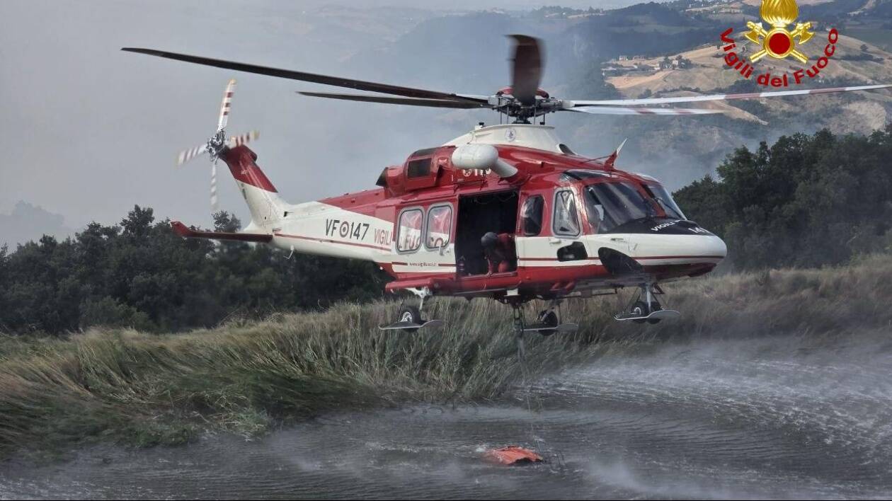 Incendio boschivo a Castagneto di Pavullo: vigili del fuoco in azione con l'elicottero