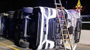 https://www.lapressa.it/articles/080254/a1-camion-modena-TN.jpg