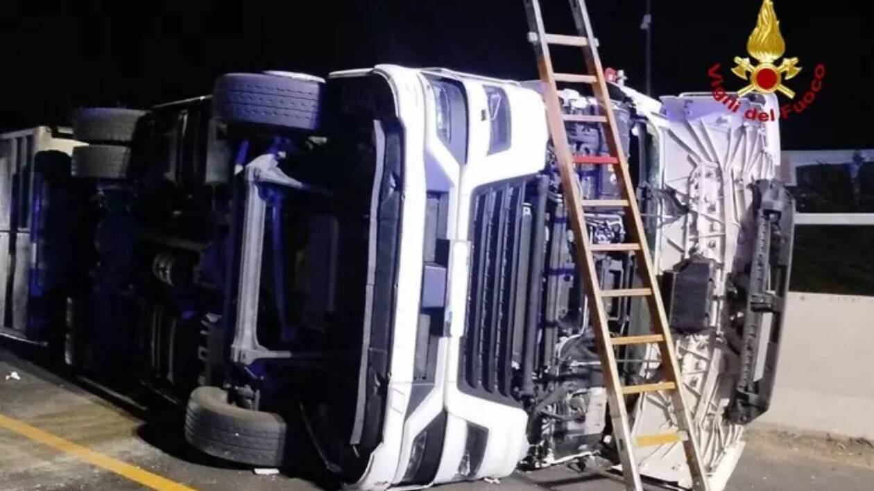 Tragedia in autostrada, il camion si ribalta: muore autista 36enne di Modena