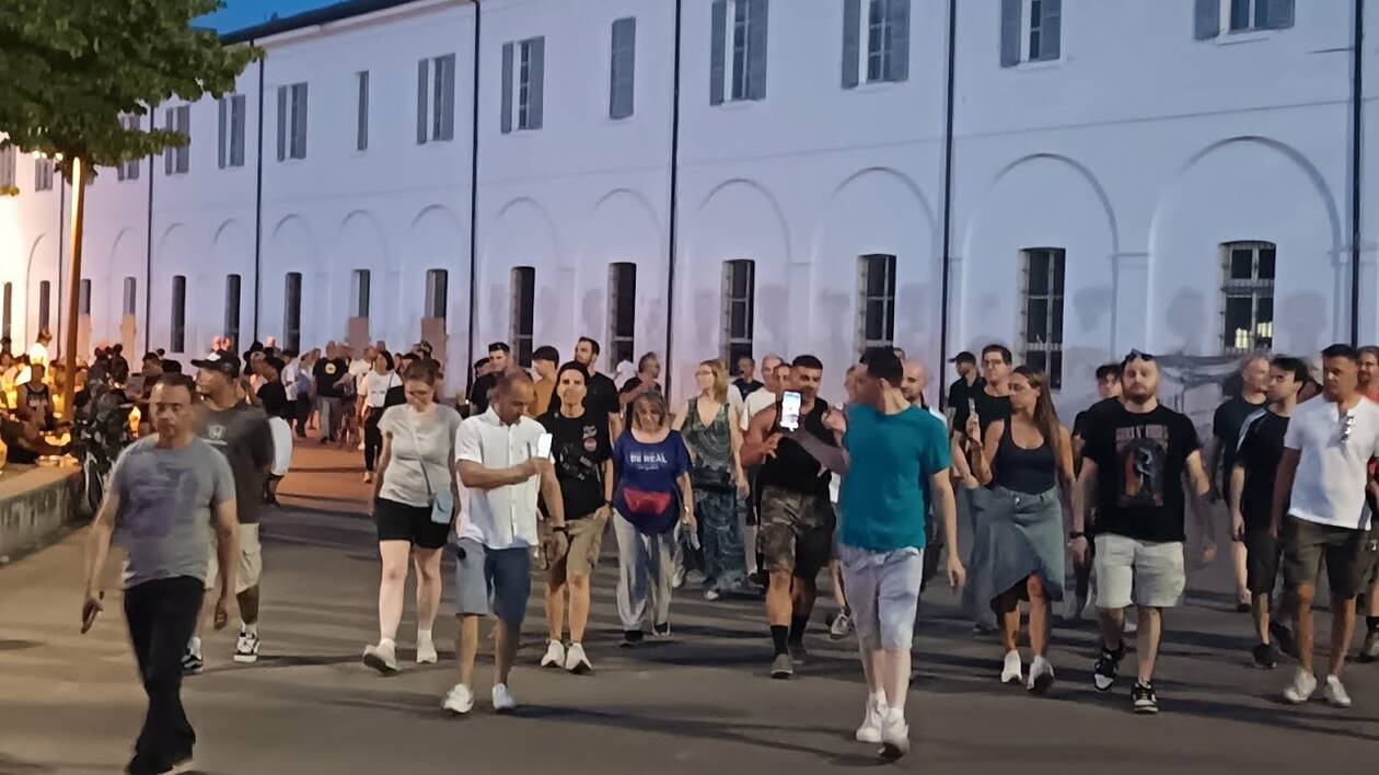 Passeggiata contro il degrado: più di 100 cittadini attraversano le zone rosse