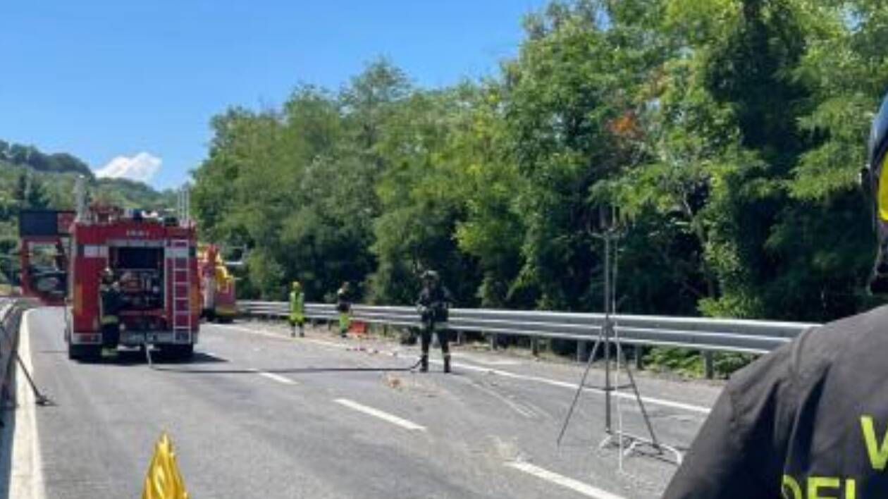 Auto si ribalta in A14, muore mamma 24enne, gravissimo il figlio di 6 mesi
