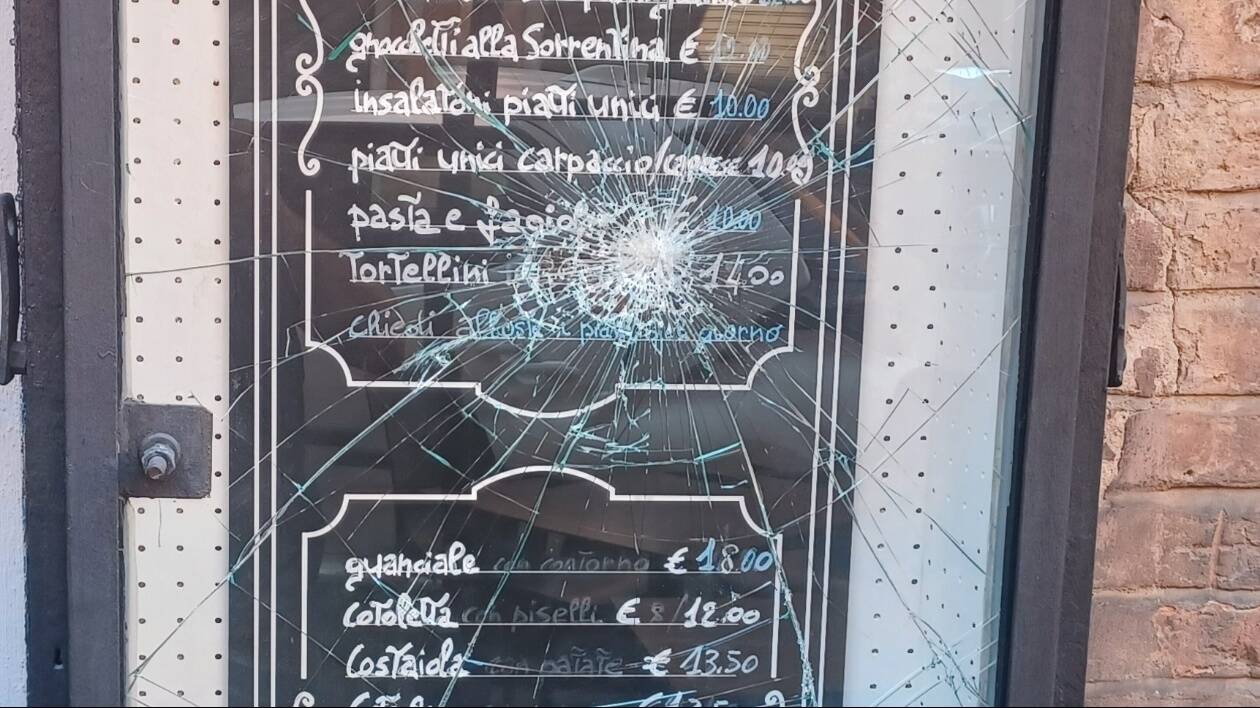 Modena, vandalizzata nella notte la vetrata di Antica Ferramenta Osteria