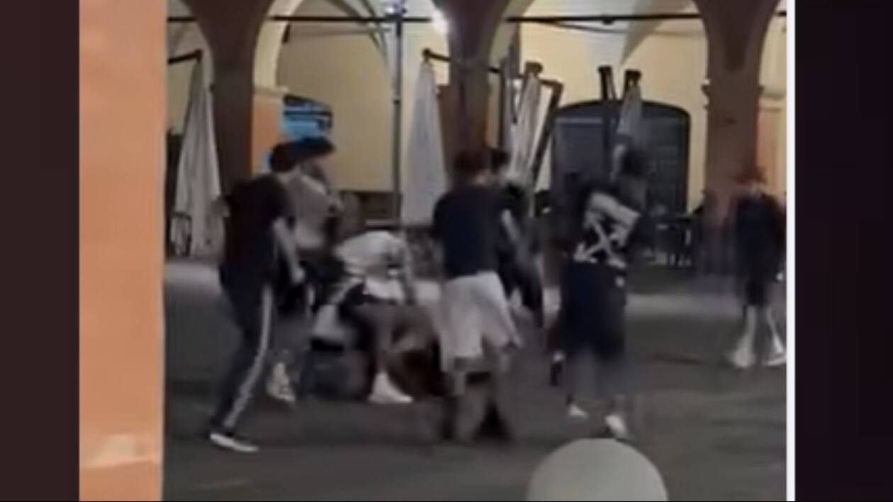 Pestaggio da parte del branco in piazza a Sassuolo, il sindaco: 'Già identificati tre ragazzi'