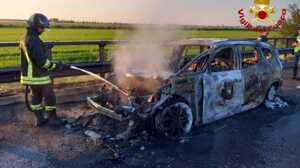 https://www.lapressa.it/articles/080677/vigili-del-fuoco-auto-a-fuoco-TN.jpg