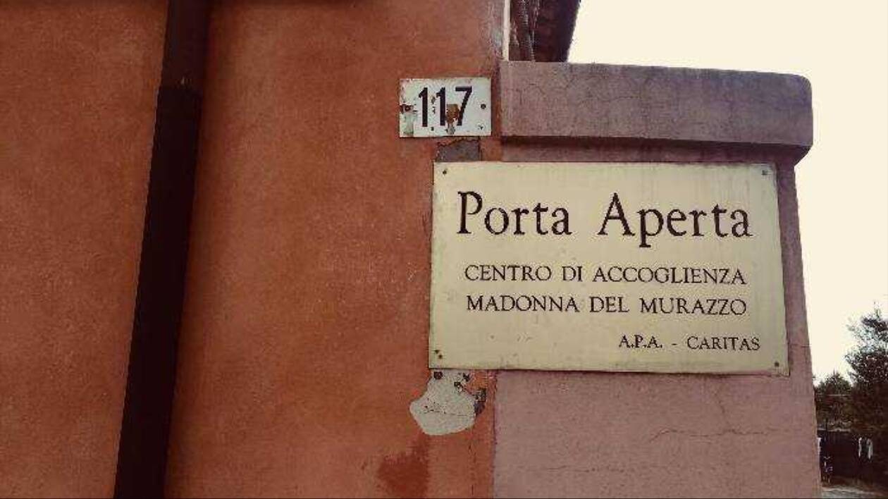 Panico a Porta Aperta: atti vandalici e minacce al personale, bloccato magrebino irregolare