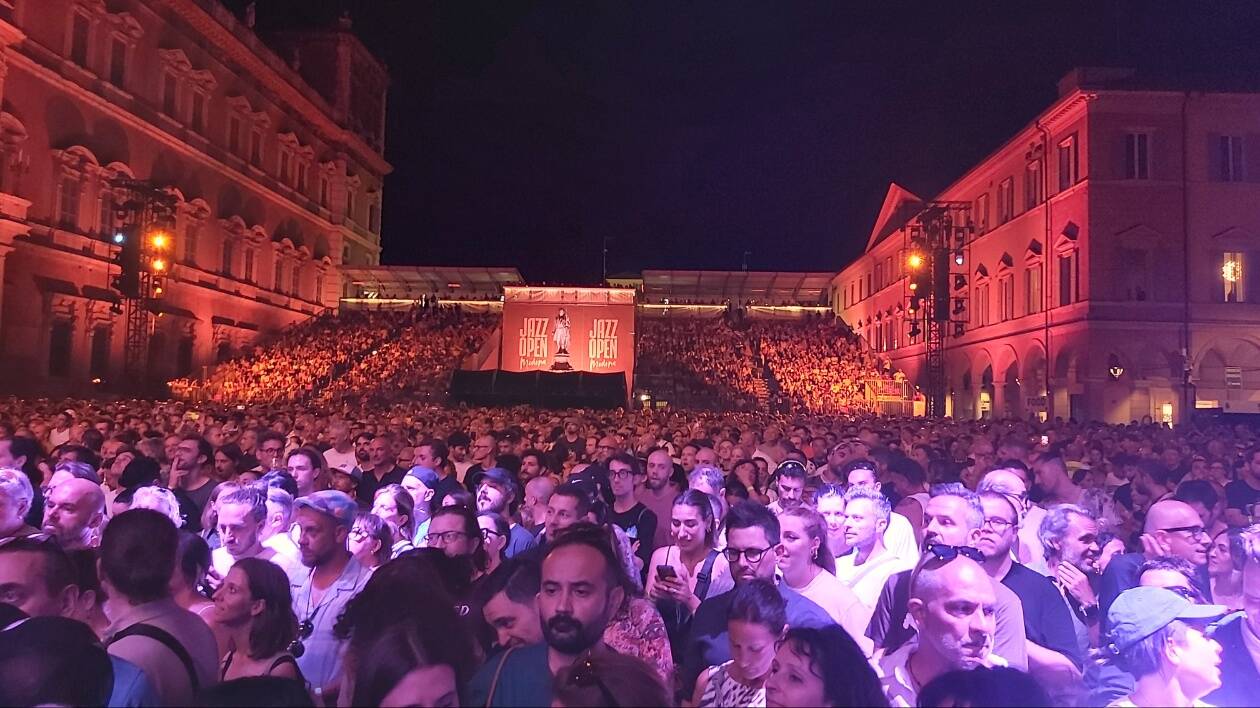 Electro-swing e techno acustica: Piazza Roma si trasforma con Parov Stelar e la marching band MEUTE