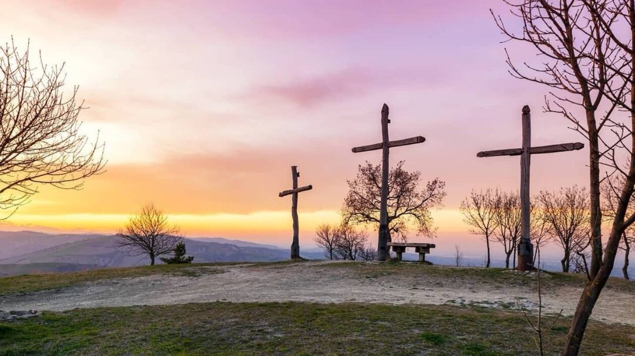 Castelvetro, abbattimento delle croci sul Monte Tre Croci. Il Comune: 'Sconcerto e rammarico'